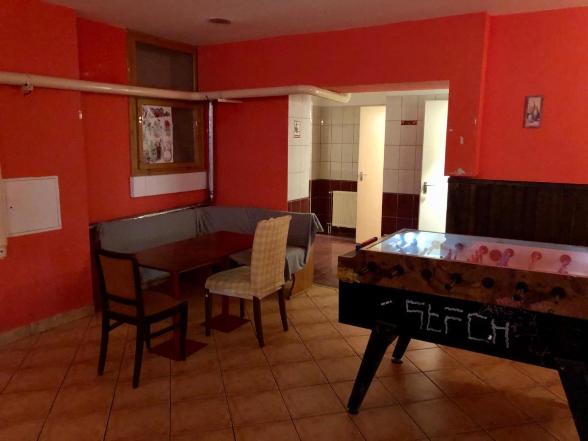Whole Basement Former Pub3 For Bachelor / Bachelorette Party Appartement *