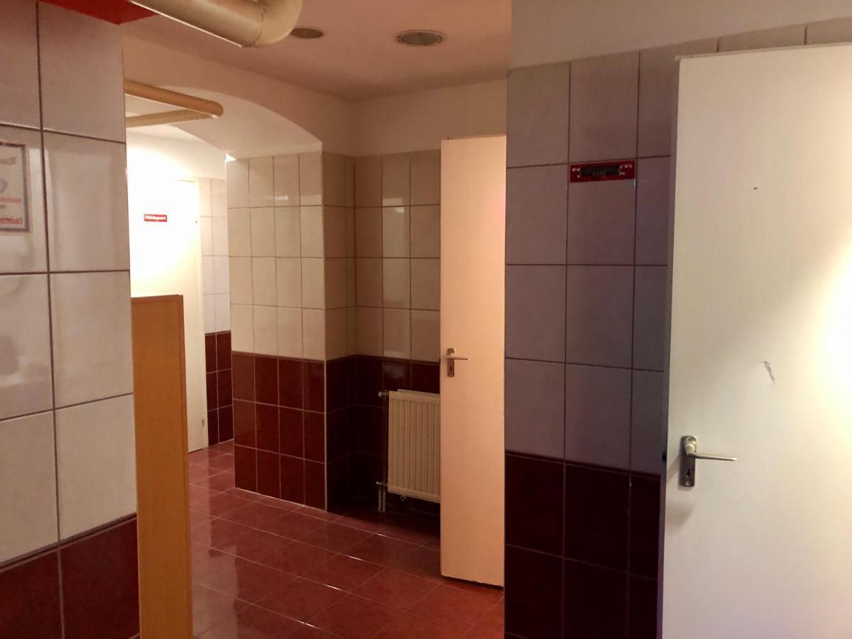 Whole Basement Former Pub3 For Bachelor / Bachelorette Party Appartement